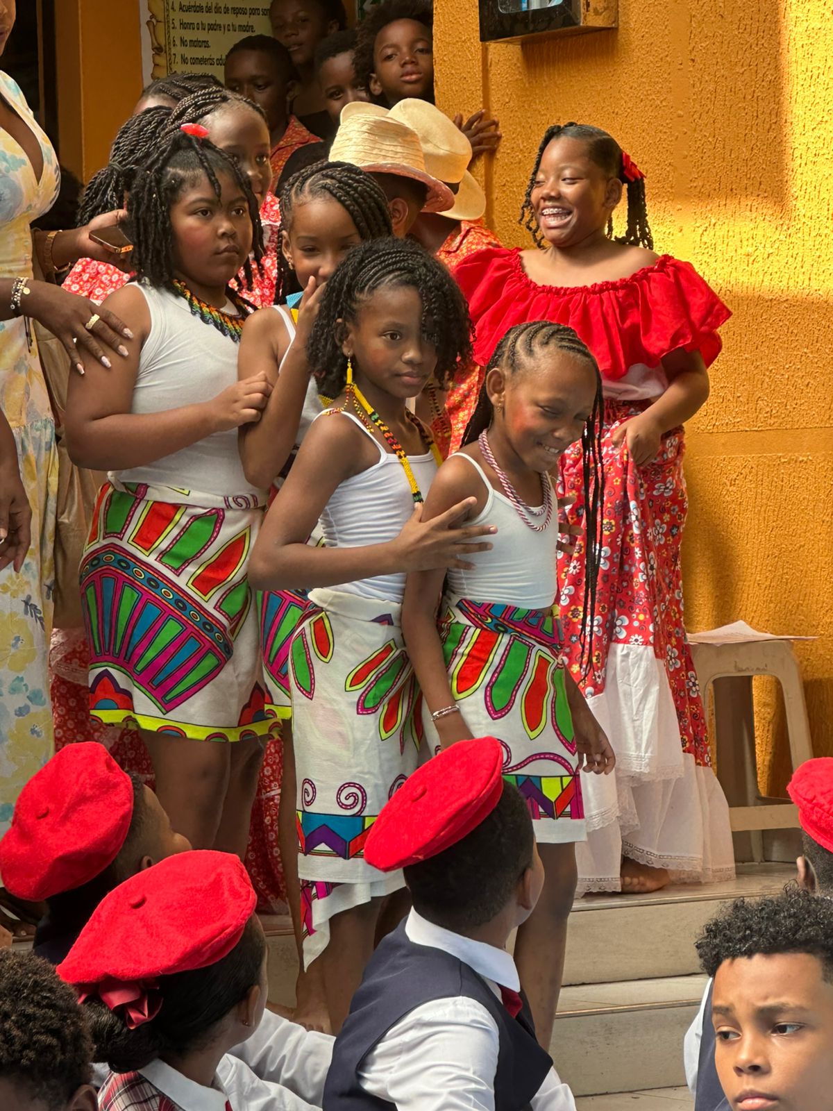 Niñas y niños presentando danza típica