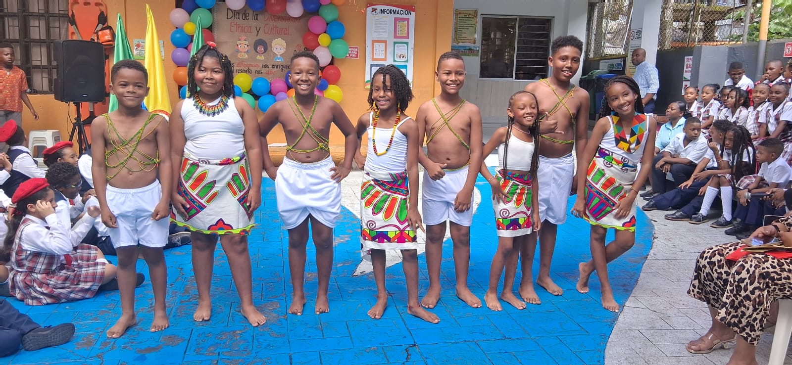 Niñas y niños presentando danza típica