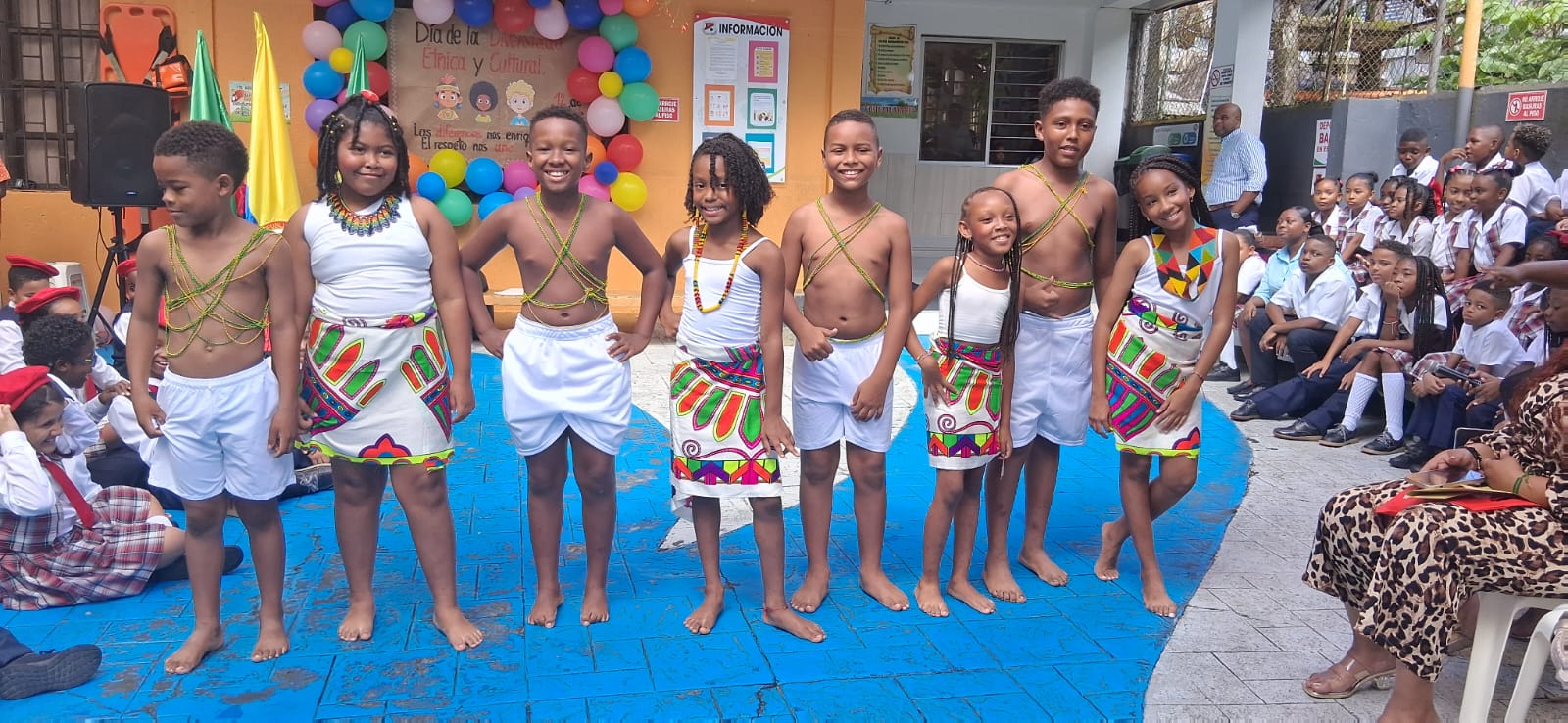 Presentación de danza con micrófono