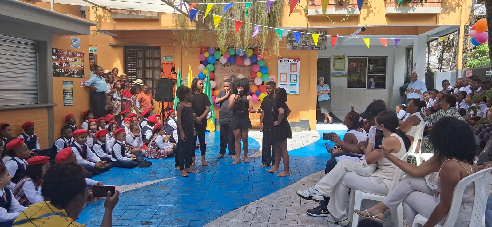 Niños con vestuario rojo y blanco bailando