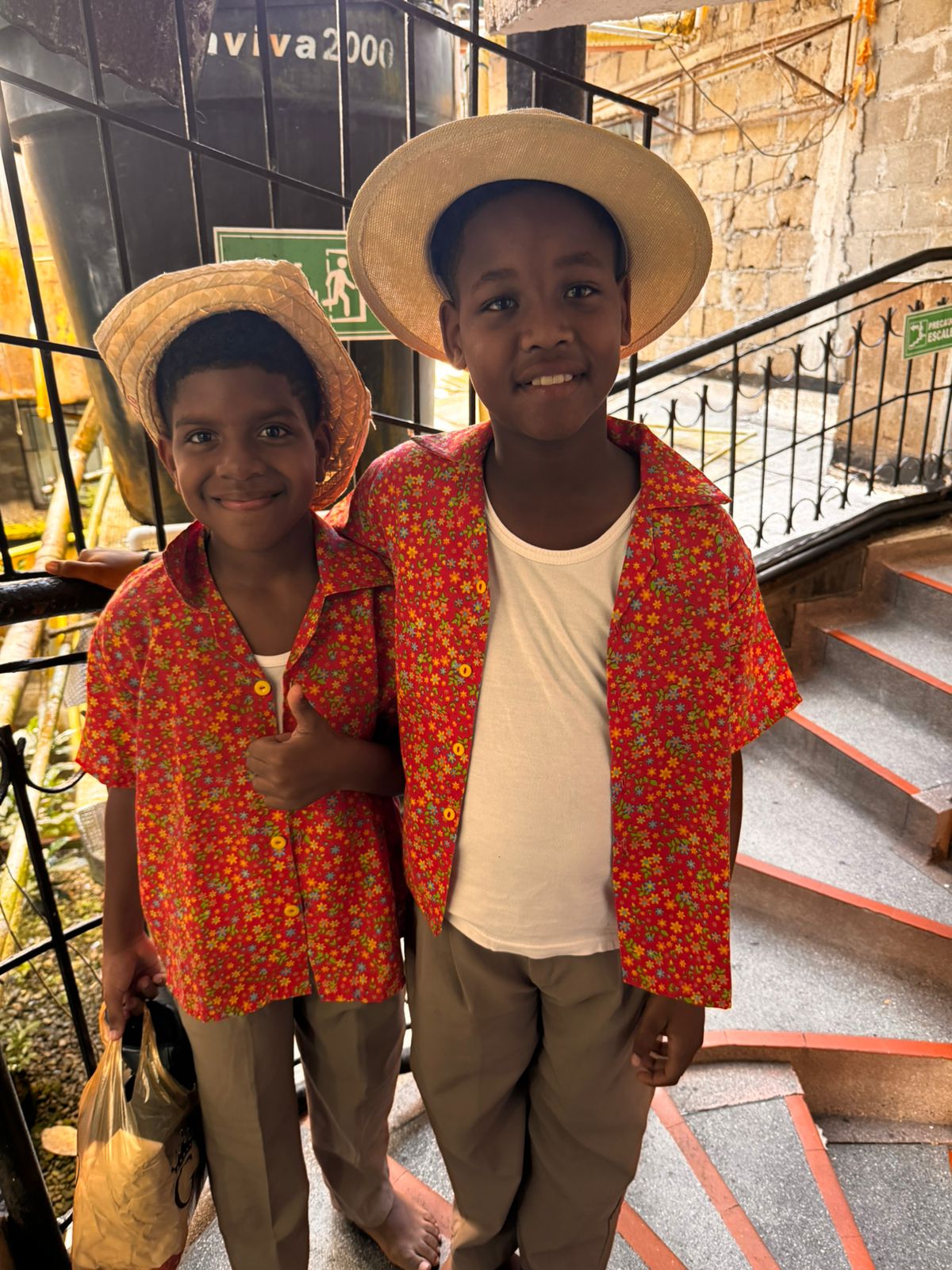 Foto grupal final con trajes rojos